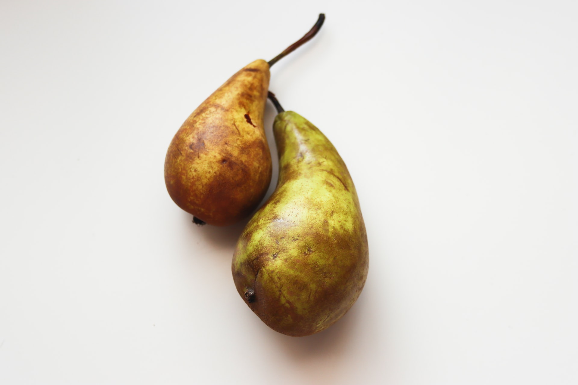 2 pears facing each other